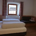 Garni Loewen فندق